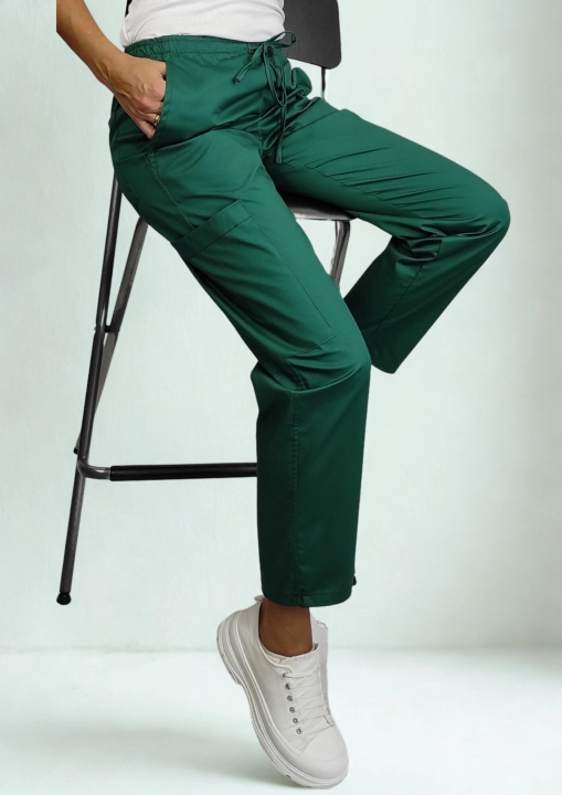 Spodnie medyczne damskie activ zieleń butelkowa.png